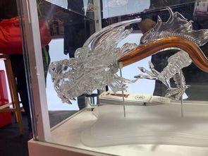 玻璃雕刻视频,匠心独运，光影流转之美