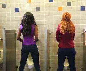 女人厕所尿尿视频,尿尿视频教你轻松应对